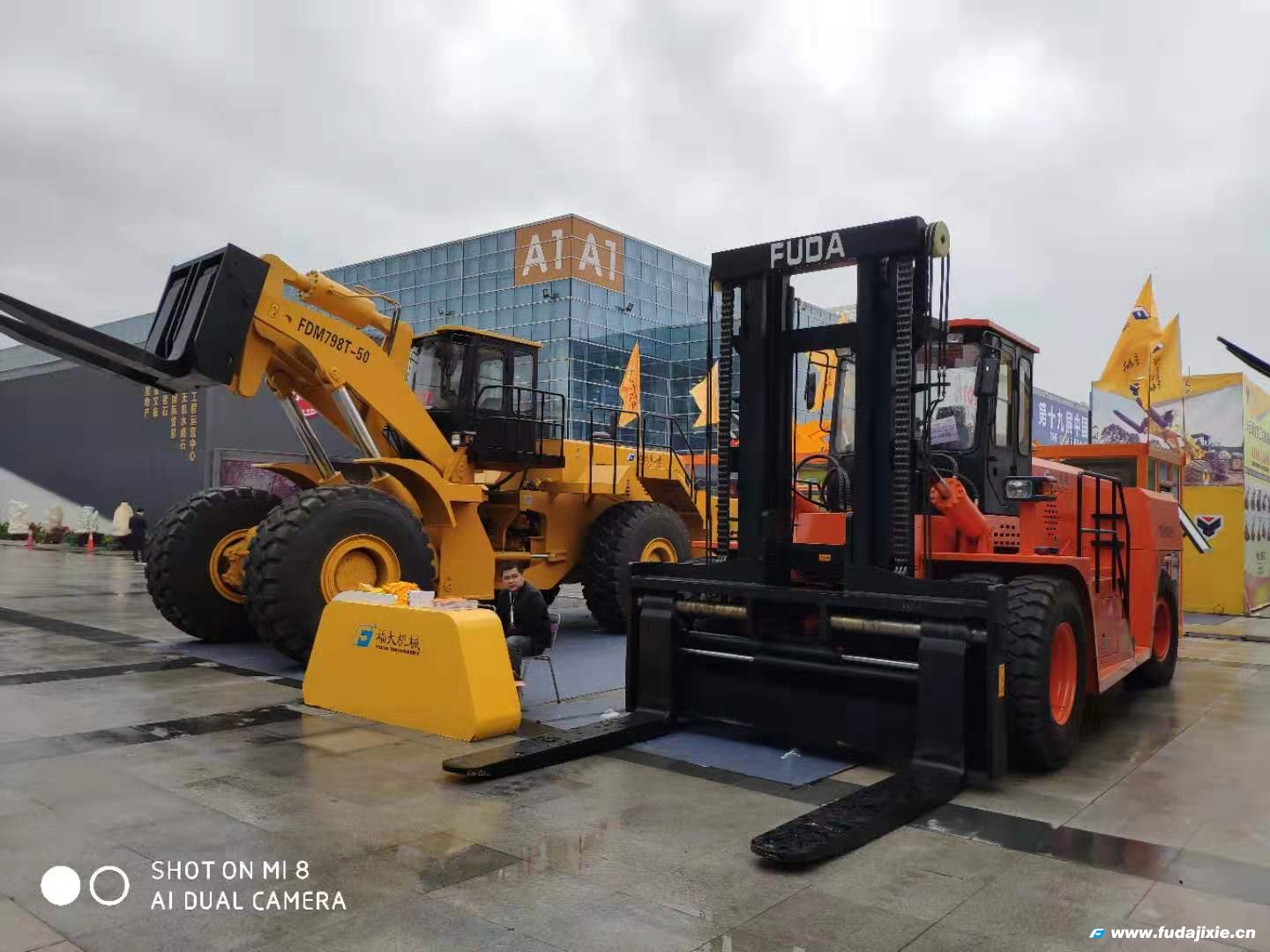 华体会在线50吨叉装车亮相2019年厦门华体会(中国)